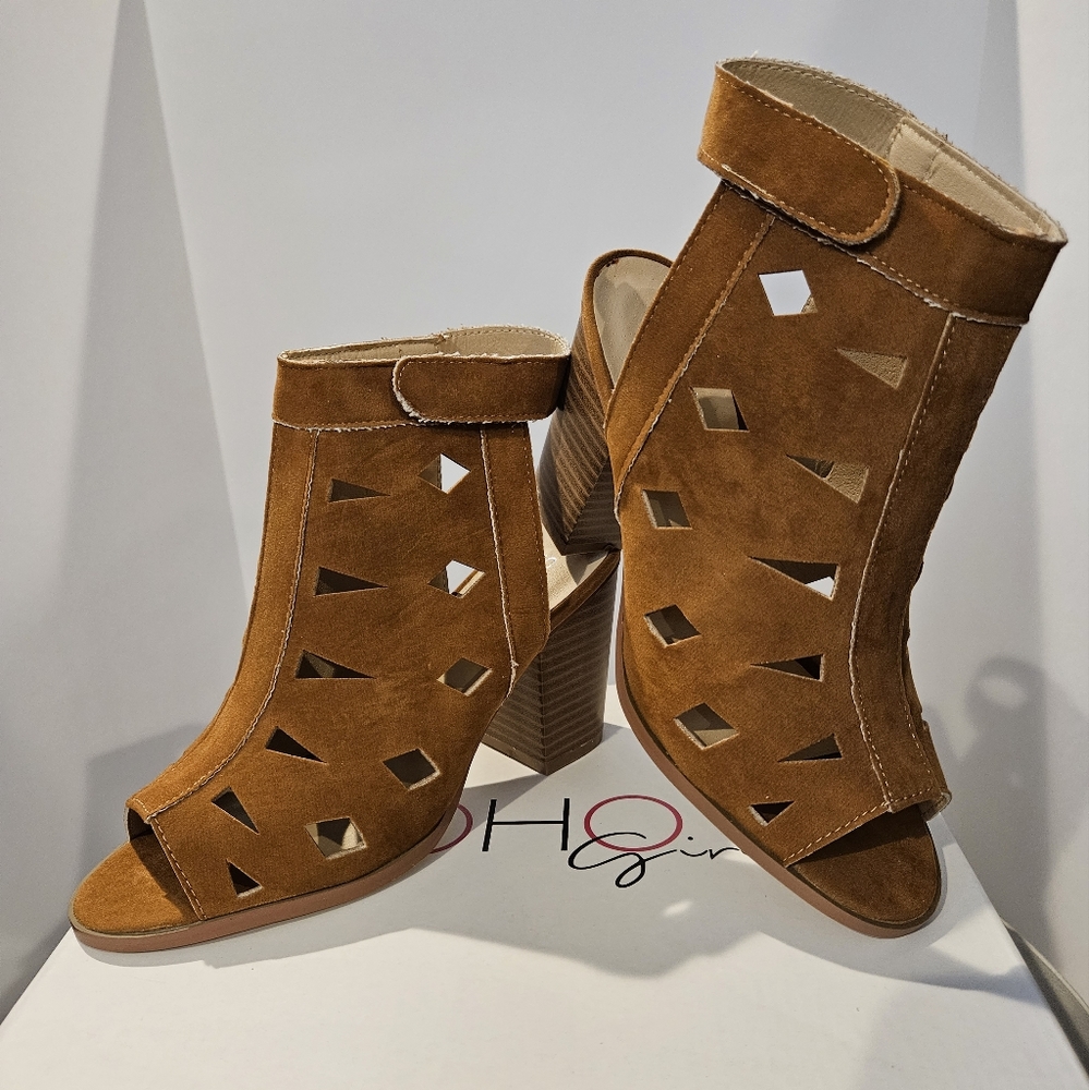 Block Heel Cut-Out Slingback Ankle Bootie (Tan) - SOHO Girls